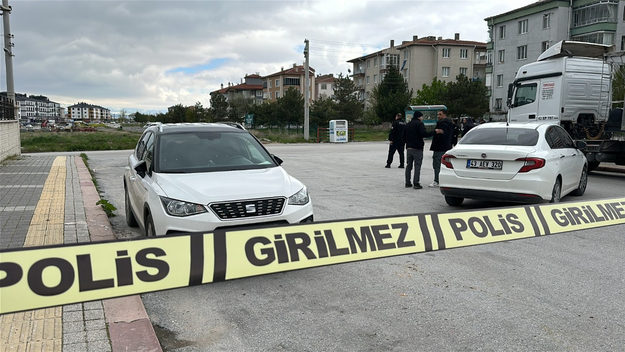 Okulun yanındaki esrarengiz çanta panik yarattı! Bomba imha uzmanı patlattı