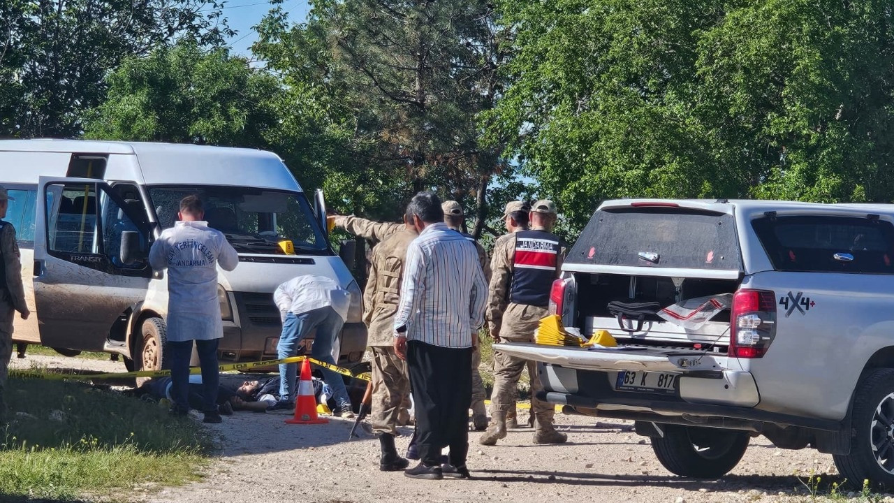 Minibüse korkunç pusu! Silahlı saldırıda 3 kişi öldü