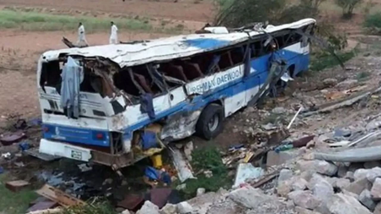 Feci kaza! Yolcu otobüsü şarampole yuvarlandı: 4 ölü, 26 yaralı
