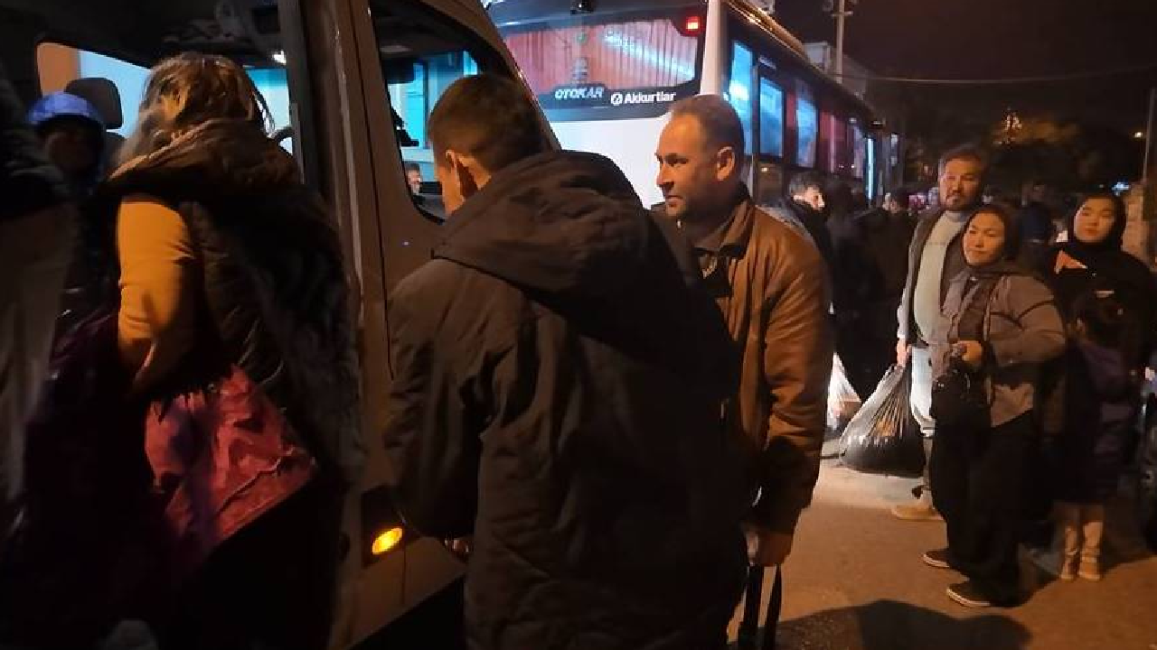 İzmir’de göçmen botu yarı batık halde bulundu! 1 çocuk öldü, 43 kişi kurtarıldı