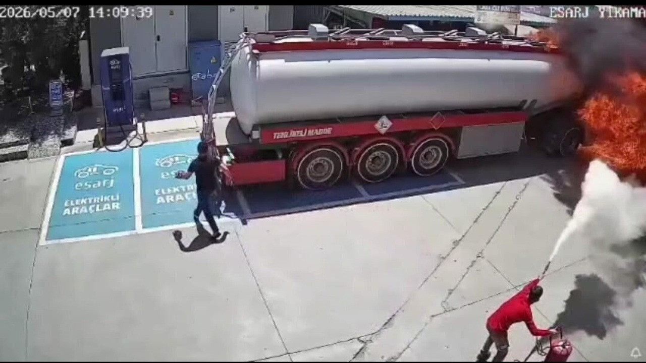 Akaryakıt istasyonunda facianın eşiğinden dönüldü! Tankerin alev aldığı anlar kamerada
