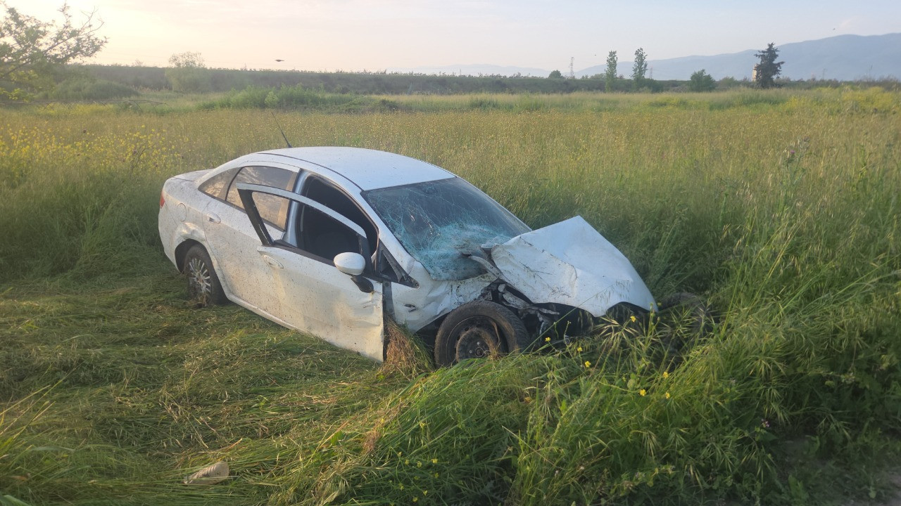 Feci kaza! Otomobil tarlaya uçtu: 1'i ağır, 4 yaralı