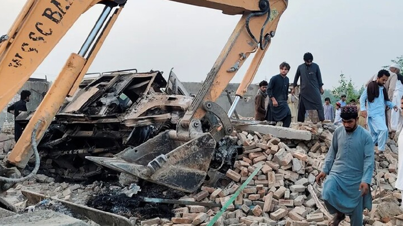 Pakistan'da intihar saldırısı! 12 polis hayatını kaybetti