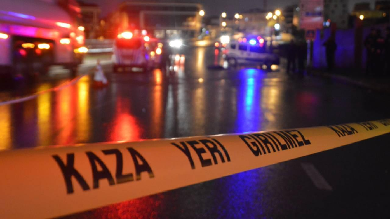 Feci kaza! Lastiği patlayan TIR devrildi: Ölüler var