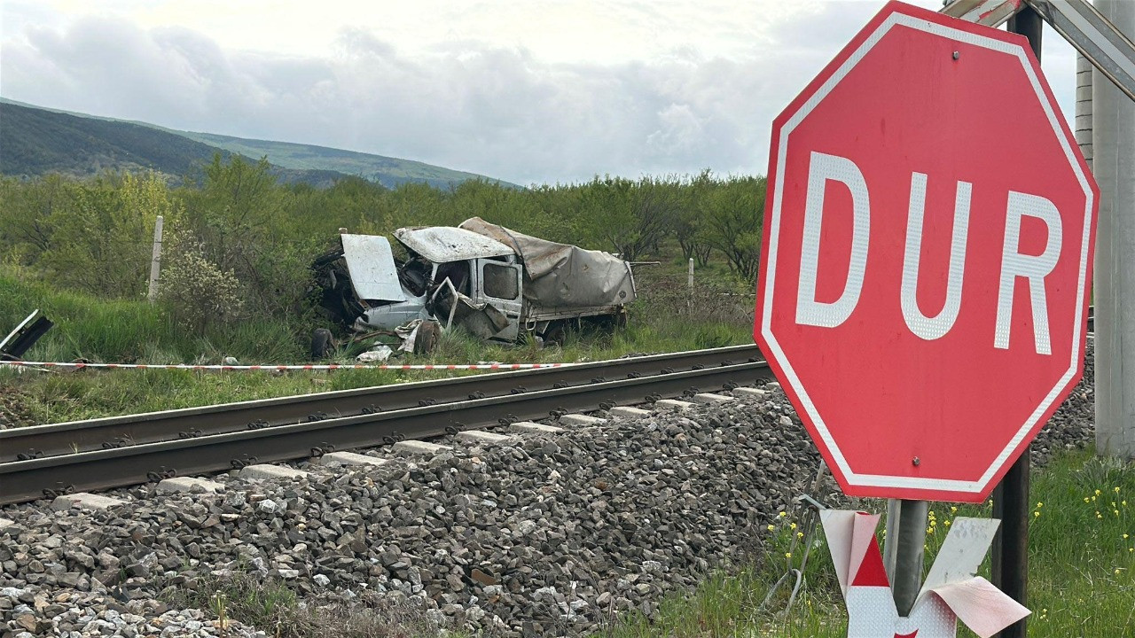 Feci kaza! Tren, hemzenin geçitte kamyonete çarptı: Ölü ve yaralılar var