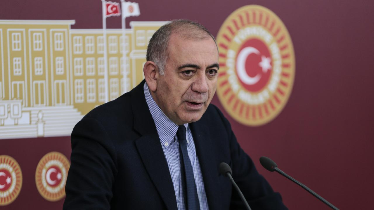 Dava ertelendi! Gürsel Tekin görevine devam edecek