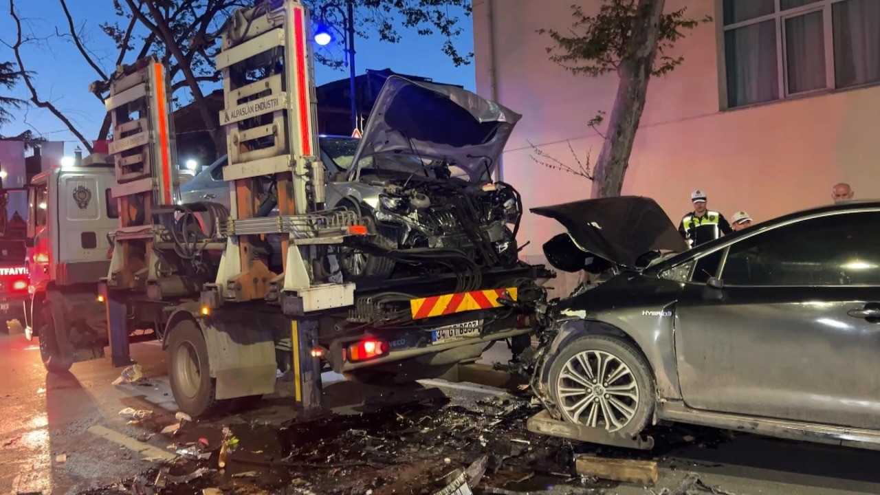 İstanbul’da feci kaza! İki otomobil kafa kafaya çarpıştı: Yaralılar var