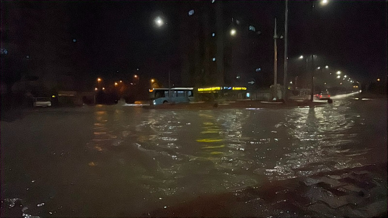 Sağanak yağış hayatı felç etti! Yollar göle döndü