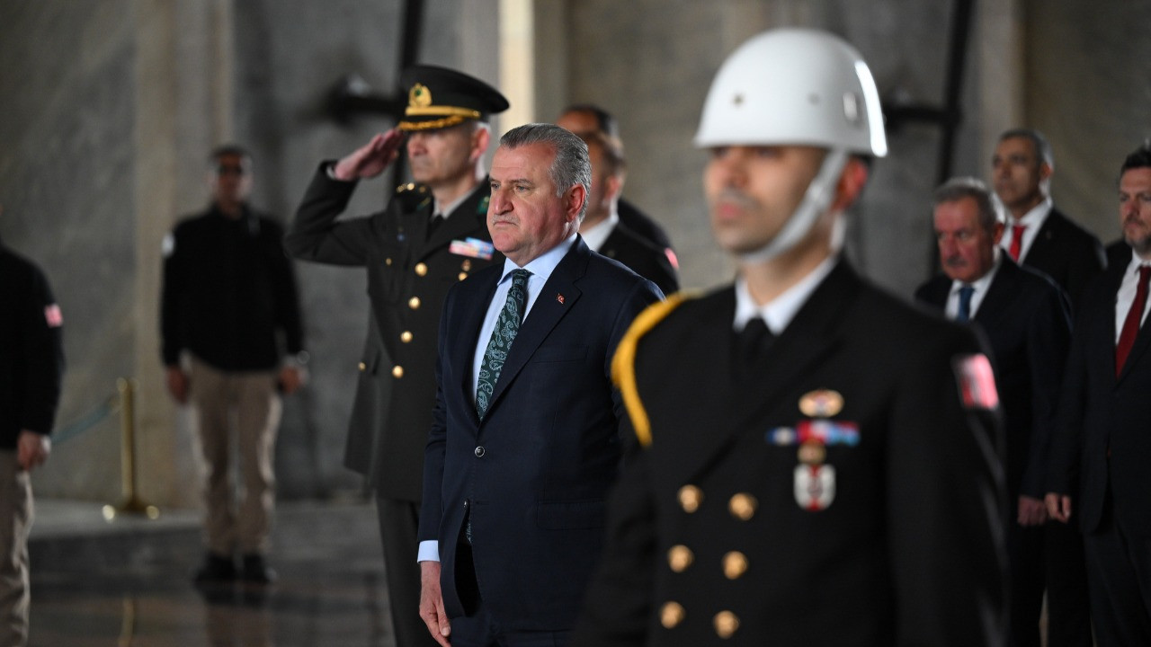 Gençlik Haftası’nda Anıtkabir’e anlamlı ziyaret: Bakan Bak gençlerle mozoleye çelenk, Anıtkabir Özel Defteri'ne not bıraktı