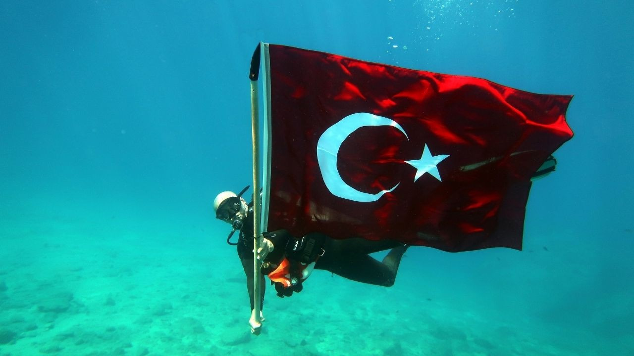 Fethiye'de su altında Türk bayraklarıyla "tören ge…
