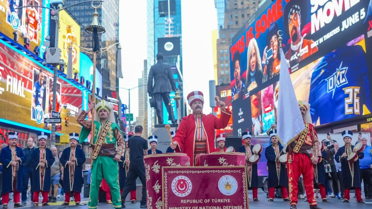 Mehter Takımı Times Meydanı’nda: New York’ta “Türk Günü Yürüyüşü” coşkusu