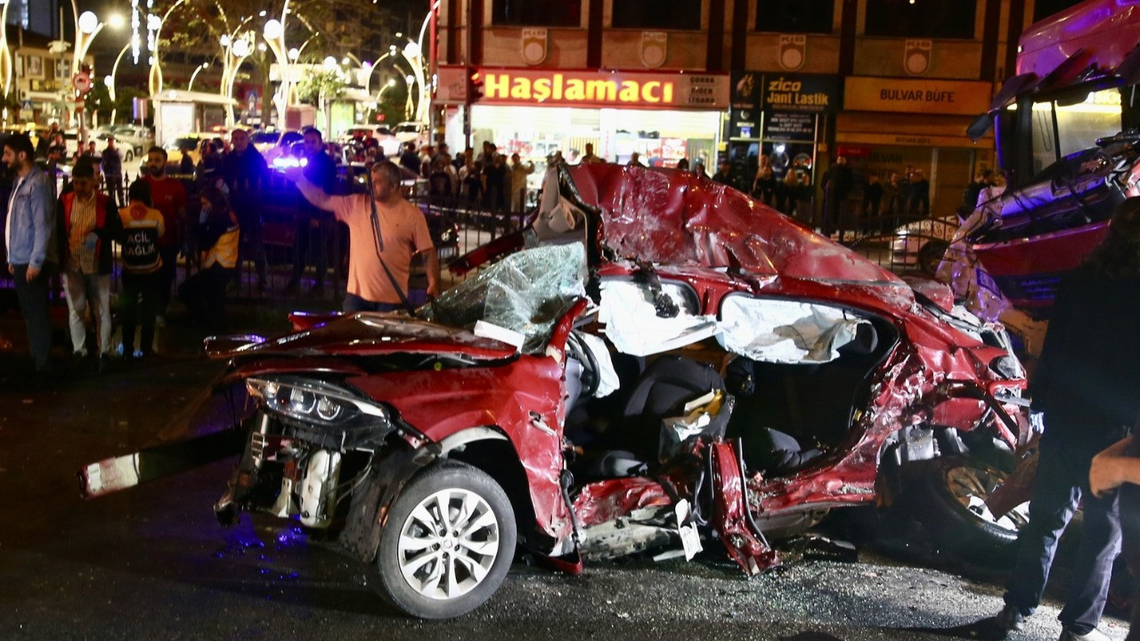 Giresun’da can pazarı yaşandı! Katliam gibi kazada TIR iki otomobili adeta biçti