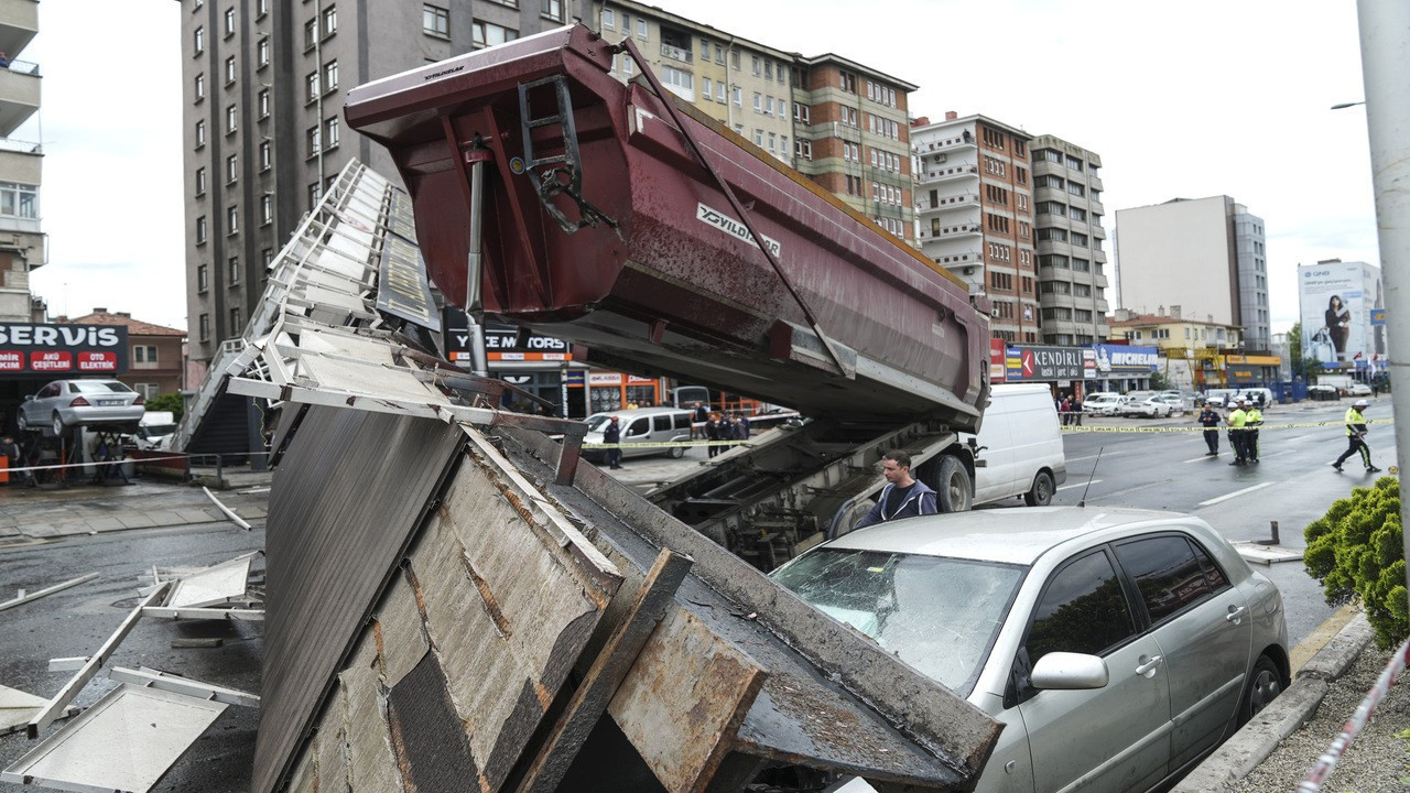 Ankara'da feci kaza! Kamyon üst geçide, peşinden gelenlerde kamyona girdi