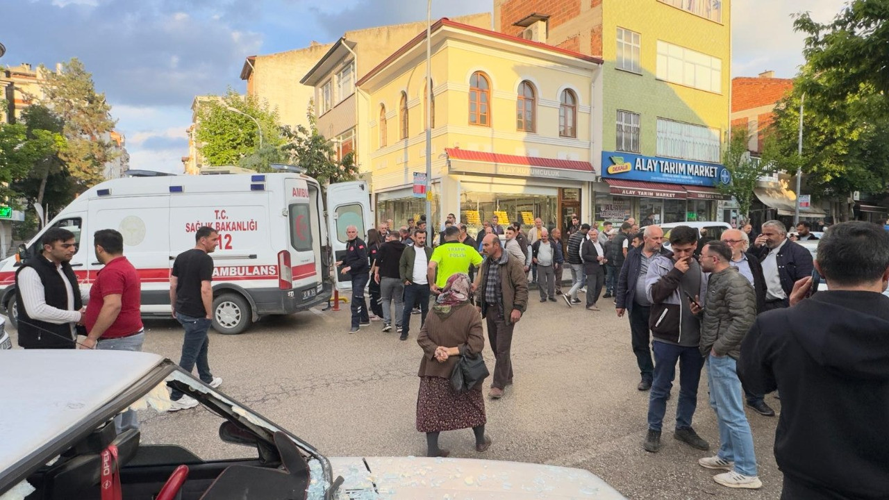 Dehşet! Husumetlilerinin üzerine otomobil sürdü