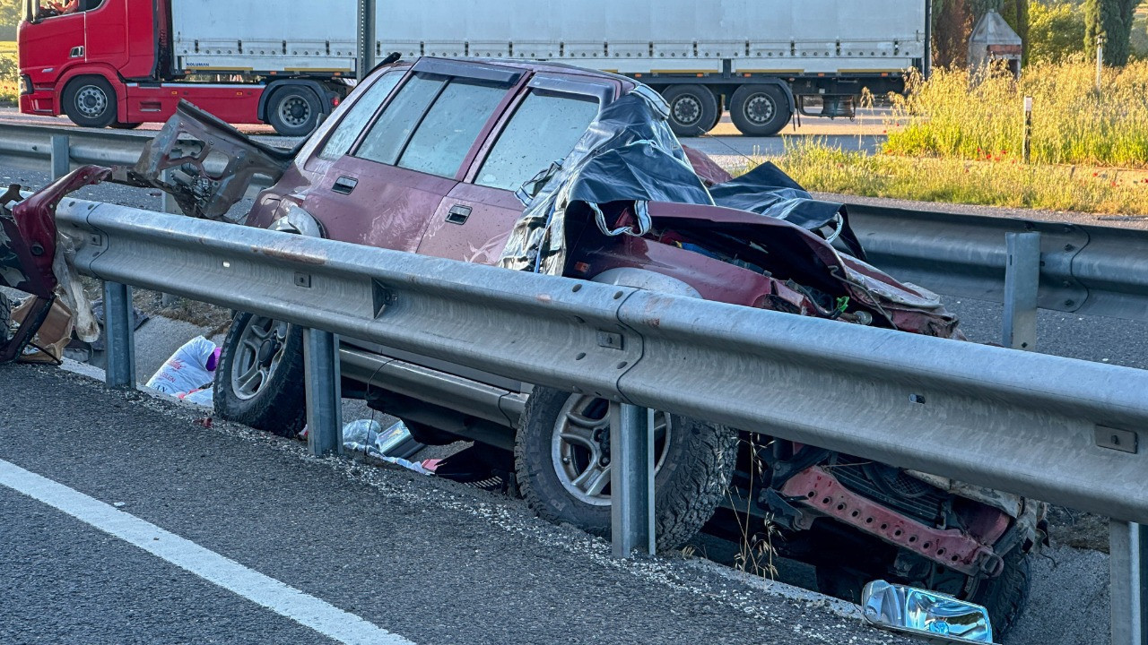 Refüje çarpan cip can aldı! Feci kazada 1 kişi hayatını kaybetti, 2 yaralı