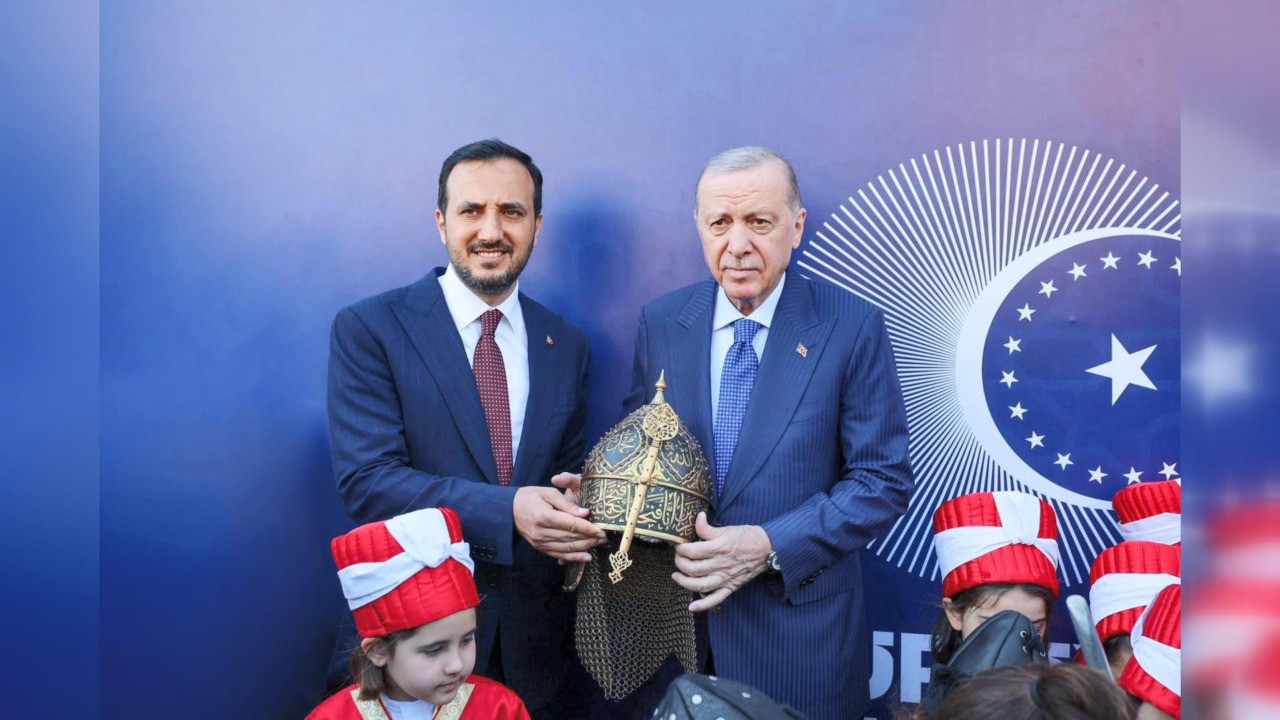 Cumhurbaşkanı Erdoğan’a fetih hediyesi! Haliç’te özel tasarım miğfer takdim edildi