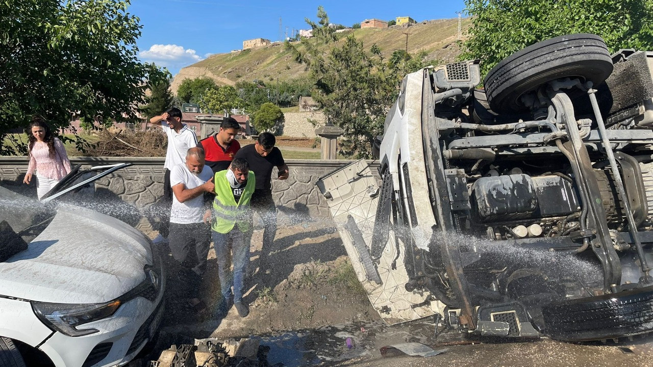 Korkunç kaza! TIR ile otomobil kafa kafaya çarpıştı: 1’i ağır, 4 yaralı