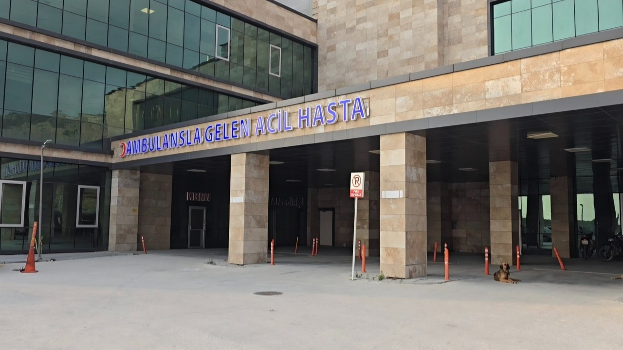 Sağlıkta şiddet bitmiyor! Hatay’da doktora önce yumruk attı sonra bıçakla tehdit etti