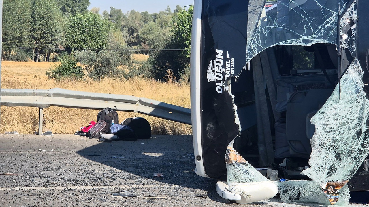 Antalya yolunda korkutan kaza! Yolcu otobüsü refüje çarparak devrildi