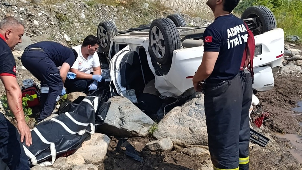 Feci kaza! Otomobil dereye uçtu: Ölü ve yaralılar var