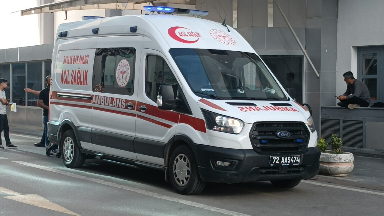 Kötü koku ekipleri alarma geçirdi! Ekipler camı kırarak içeri girdi