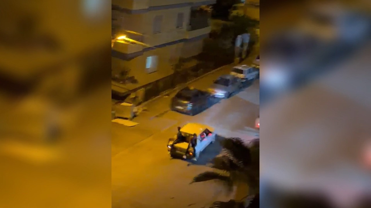 Tehlikeli yolculuk faciaya dönüyordu! Otomobilin altında kalmaktan son anda kurtuldu