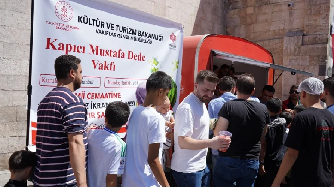 Dört asırlık vakıf geleneği yaşatıldı: Cami cemaatine karpuz ikramı