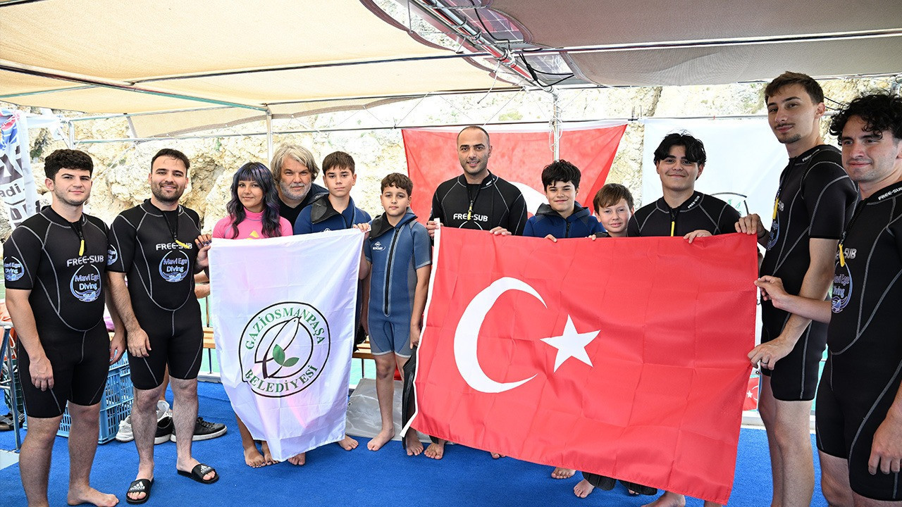 Gaziosmanpaşalı gençlerden su altında 30 Ağustos kutlaması