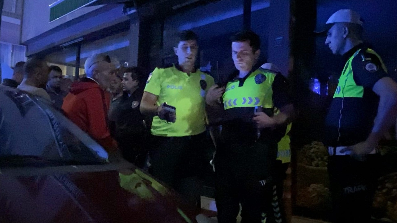 Ehliyetsiz ve alkollü çıktı! Arkadaşlarıyla birlikte polisi oyalamaya çalıştı “Hepsini sorguya çekeceğiz” dedi!