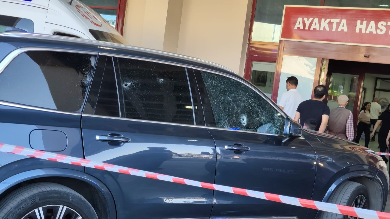 Kırmızı ışıkta çapraz ateşe aldılar! 2 kişi yaralandı