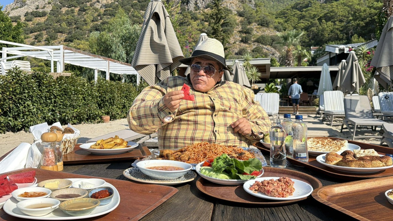 Şişme kıyafetle restorana girdi! Aydın Aydın’dan dikkat çeken israf mesajı