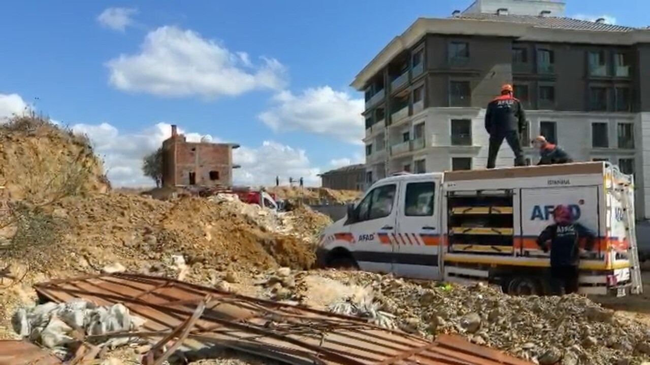 Başakşehir'de inşaat alanında göçük! 1 işçi kurtarıldı, diğerinden acı haber geldi