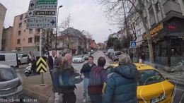 Yol verme kavgasında tekme ve yumruklarla saldırdılar!