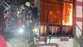 İstanbul'da korkutan yangın! 4 katlı binada mahsur kalan 20 kişi kurtarıldı