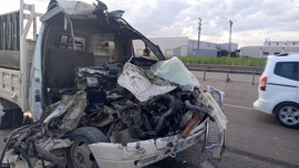 Feci kaza! Kamyonet ile TIR çarpıştı: Ölü ve yaralı var