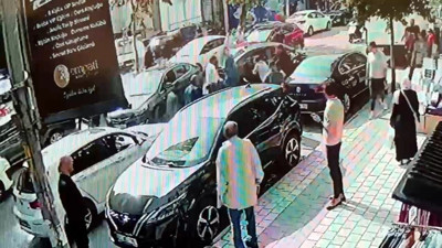Avcılar'da trafikte yol verme tartışması bıçaklı kavgaya dönüştü! 3 kişinin yaralandığı kavga kameraya böyle yansıdı