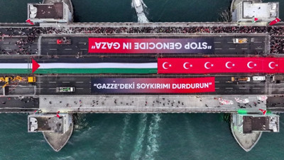 İstanbul'da Gazze y&uuml;r&uuml;y&uuml;ş&uuml;: Binlerce kişi Galata K&ouml;pr&uuml;s&uuml;'ne akın etti