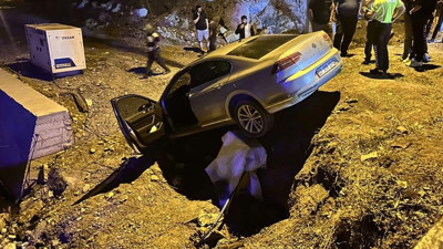 Hatay'da navigasyon faciası! Otomobil yıkılan binanın &uuml;zerine u&ccedil;tu