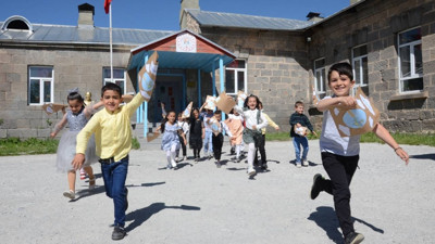 20 milyon öğrencinin karne heyecanı! Yaz tatili başladı. 2025-2026 eğitim öğretim yılının ne zaman başlayacak?