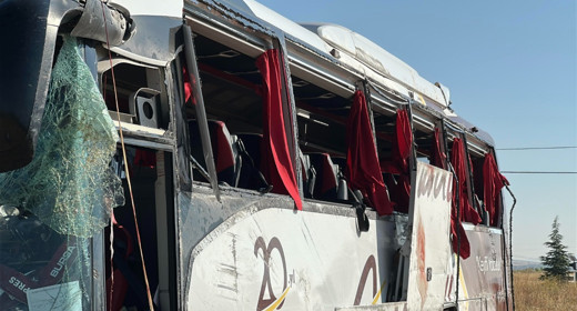 Kütahya'da can pazarı! Yolcu otobüsü bariyerlere çarpıp devrildi: Çok sayıda yaralı var