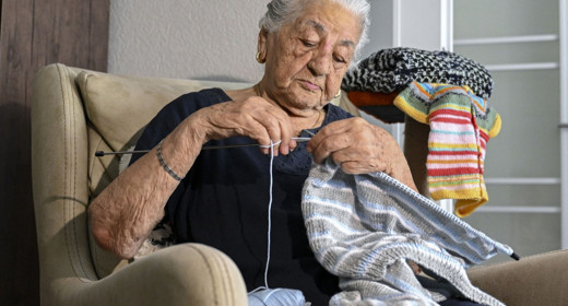 Her şey kazadan sonra başladı: Oğluna benzettiği çocuk hayatını değiştirdi! 45 yıldır çocuklara anne oluyor