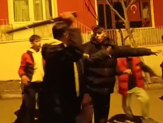 Akran zorbalığı vahşeti bitmiyor! Çocuk kemer ve sopalarla darbedildi