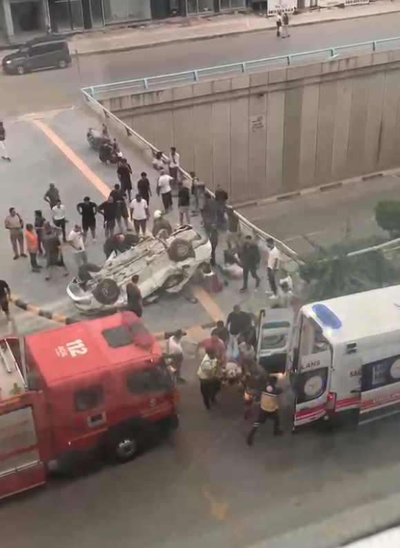 Hatay'da feci kaza! Bariyerlere çarpıp devrildi