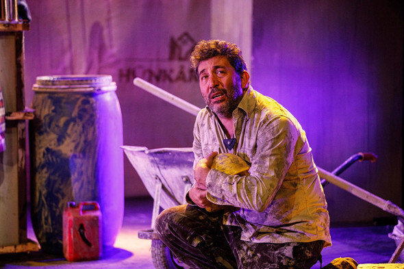 Emre Kınay'ın güçlü performansıyla "Irgat", 25-26-27-28 Kasım'da Duru Tiyatro Ataşehir'de
