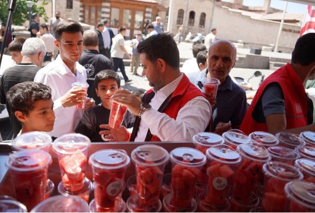 Dört asırlık vakıf geleneği yaşatıldı: Cami cemaatine karpuz ikramı