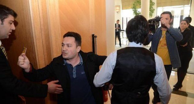 Cihan ekibine engele tepkiler sürüyor! Gazeteciler Avea'dan özür bekliyor