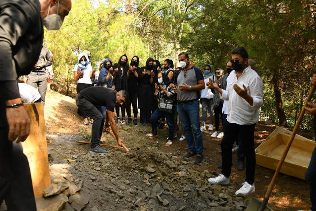 Emine Ün, annesini son yolculuğuna uğurladı! Eski eşi Emre Kınay yalnız bırakmadı - Resim : 3