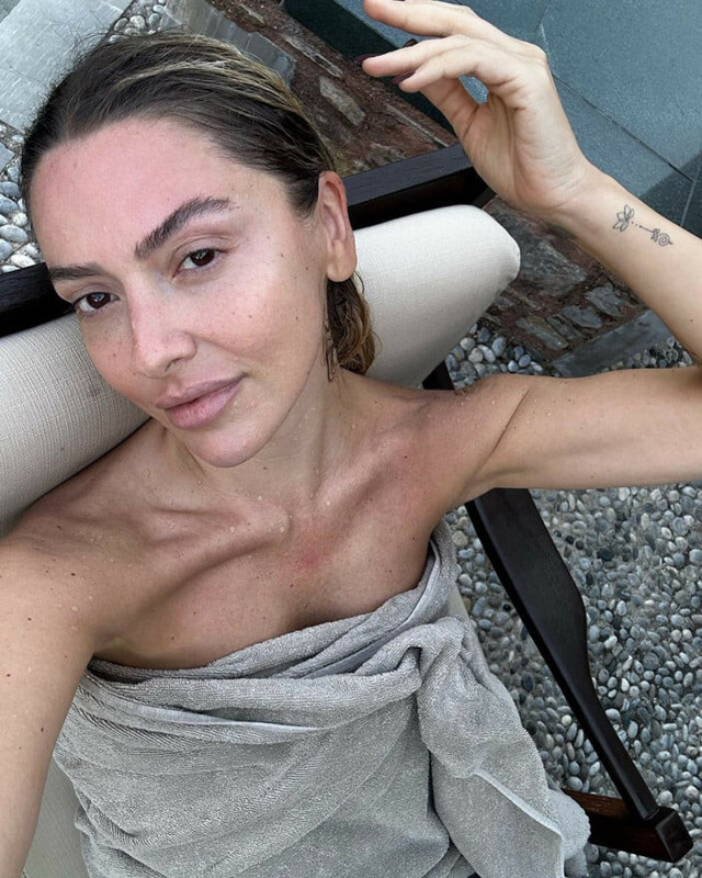 Hadise'den eski eşine bornozlu g&ouml;nderme! 'Barıştılar' iddialarına son noktayı koydu