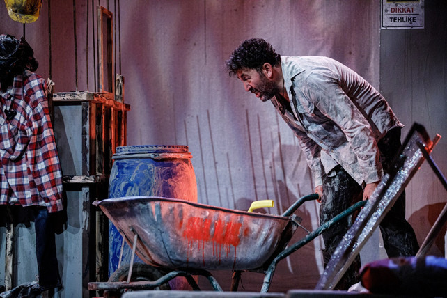 Emre Kınay'ın güçlü performansıyla "Irgat", 25-26-27-28 Kasım'da Duru Tiyatro Ataşehir'de - Resim : 2