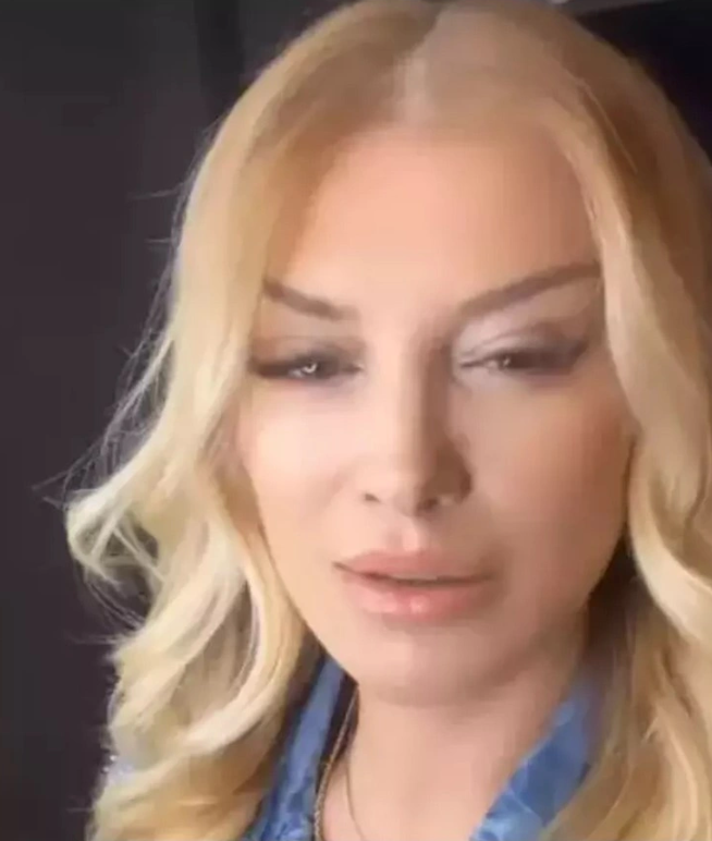 Bu ünlü türkücüyü tanıyabildiniz mi? Estetiği abarttı yorumları geldi: Fotoğrafa bakan 50 yaşındaki türkücünün kim olduğunu anlayamıyor